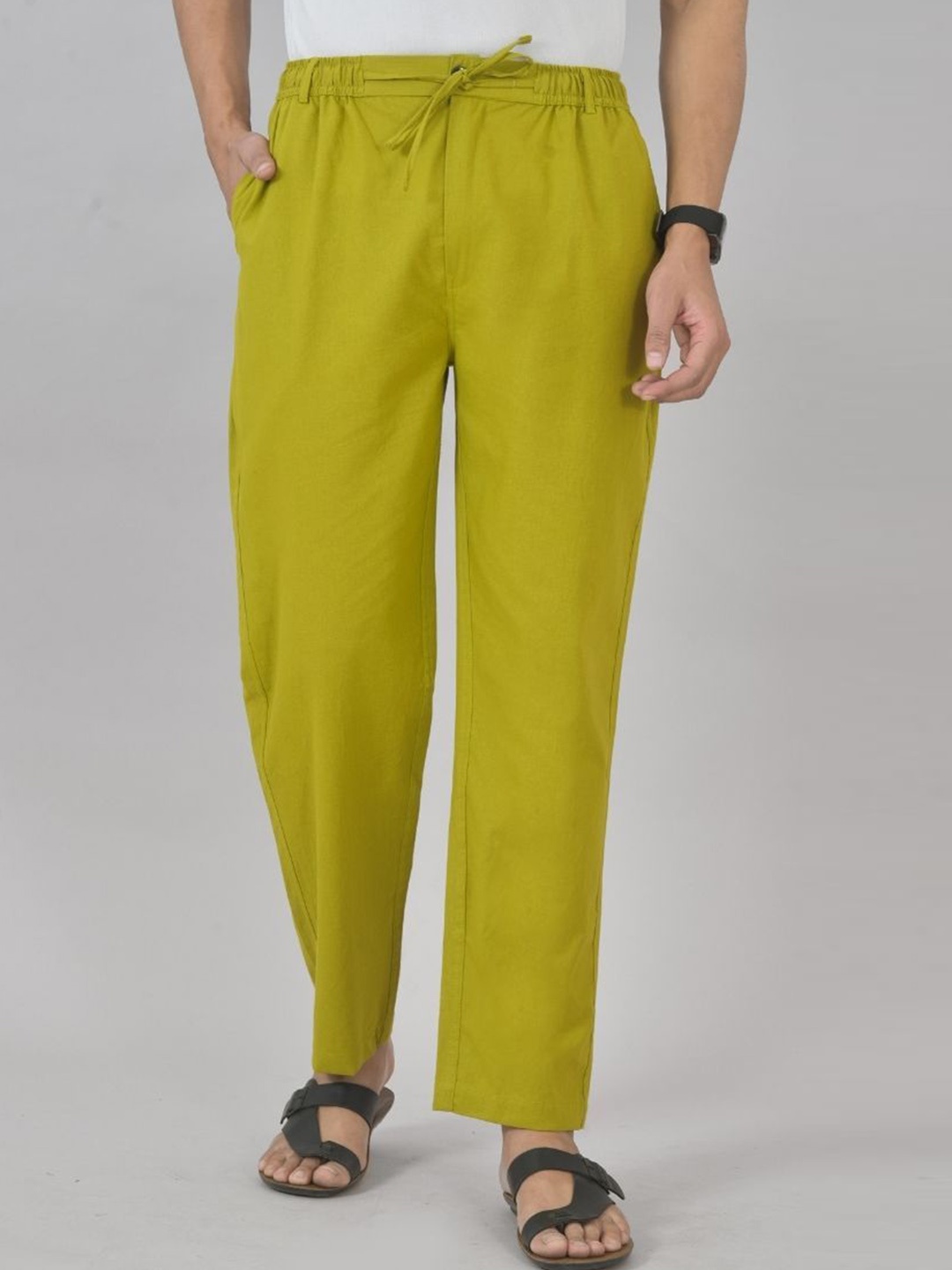 

Qashida Men Relaxed Mid-Rise Easy Wash Trousers, Olive
