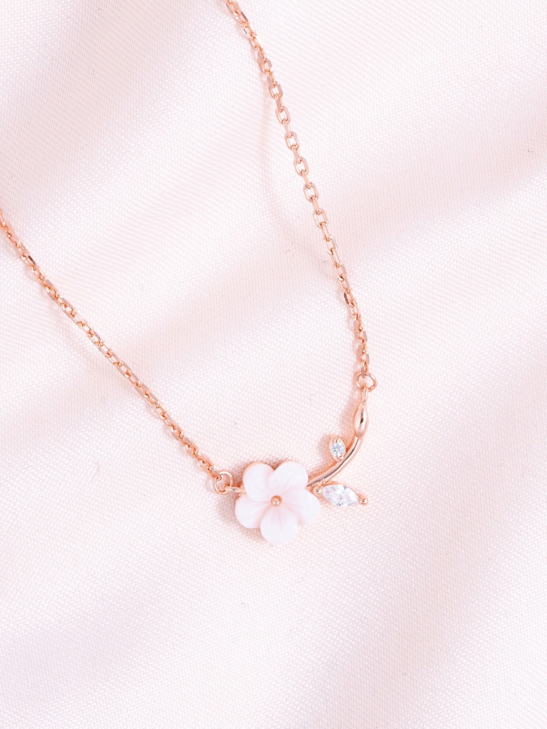 

GLYTERS 925 Sterling Silver Rose Gold-Plated Floral Shaped Minimal Necklace