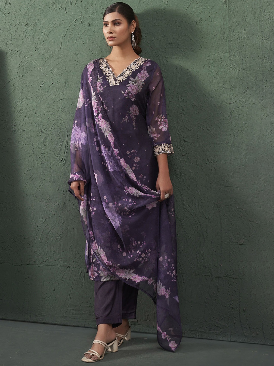 

Anouk Burgandy Floral Printed Thread Work V-Neck Straight Kurta With Trousers & Dupatta, Burgundy