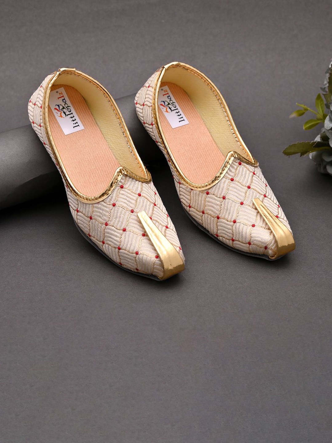 

Little Palz Boys Ethnic Mojaris Flats, White