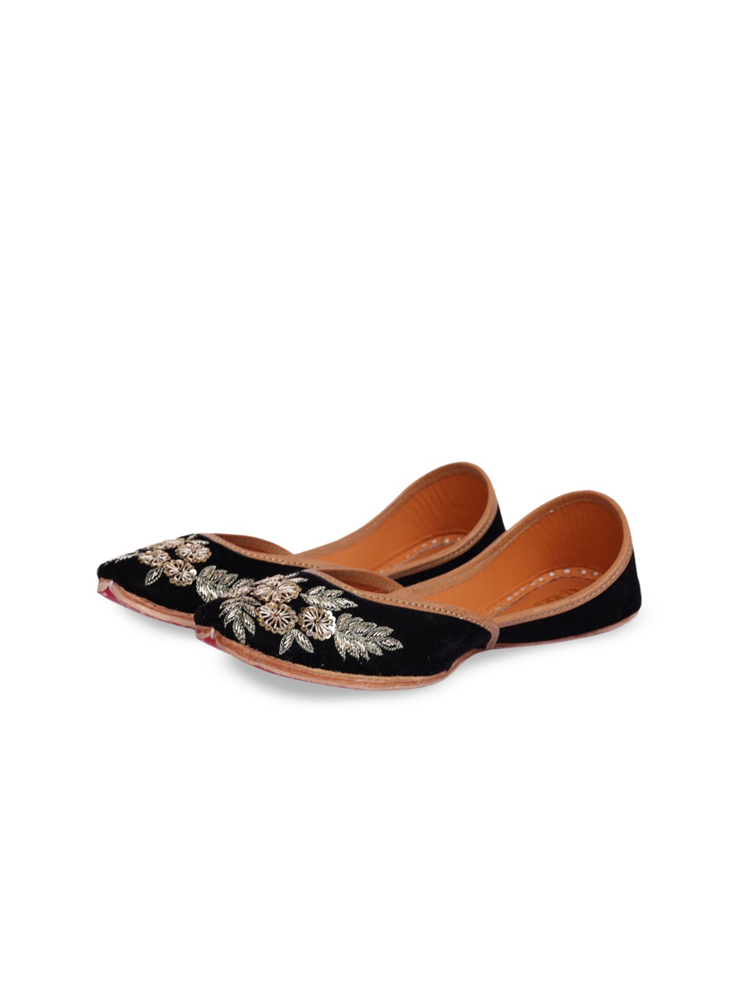 

Kurrbat Women Embellished Ethnic Mojaris Flats, Black