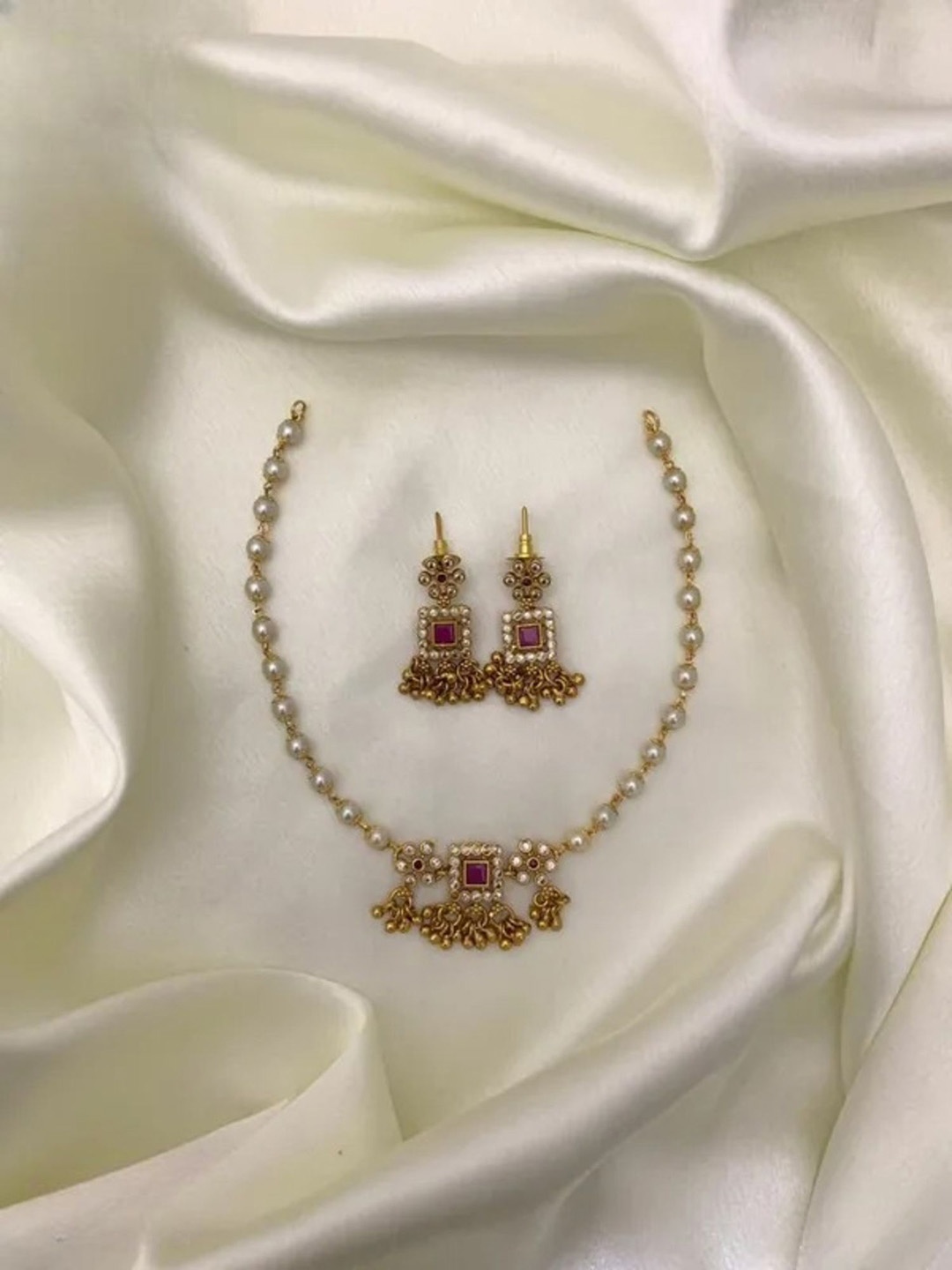 

Rujve Jewellery Gold-Plated Artificial Stones Studded & Pearls Beaded Jewellery Set, White