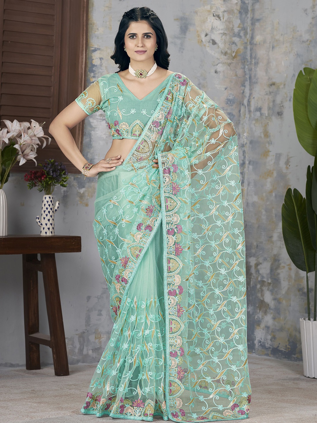 

Vintro Embroidered Aari Work Saree, Green