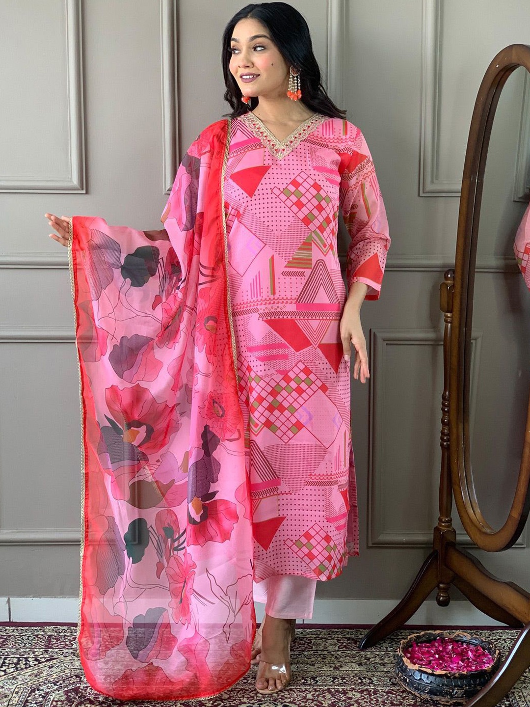 

DIVASTRI Geometric Printed Thread Work Kurta With Trousers & Dupatta, Pink