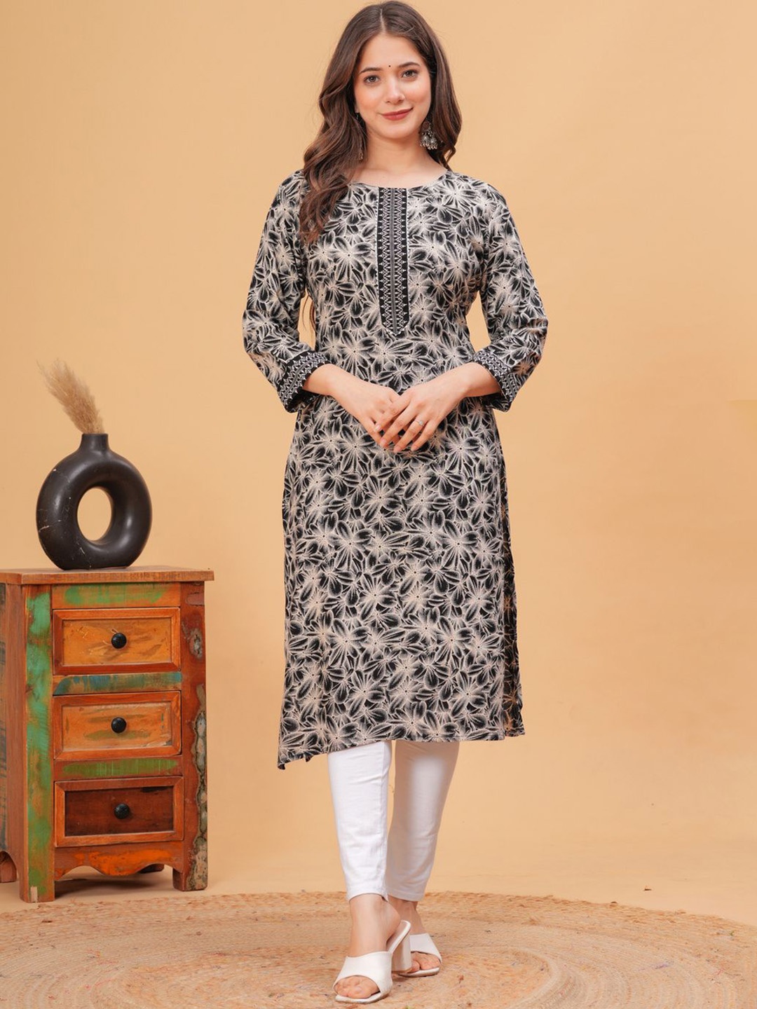 

PURSHOTTAM WALA Floral Printed Round Neck Straight Kurta, Black