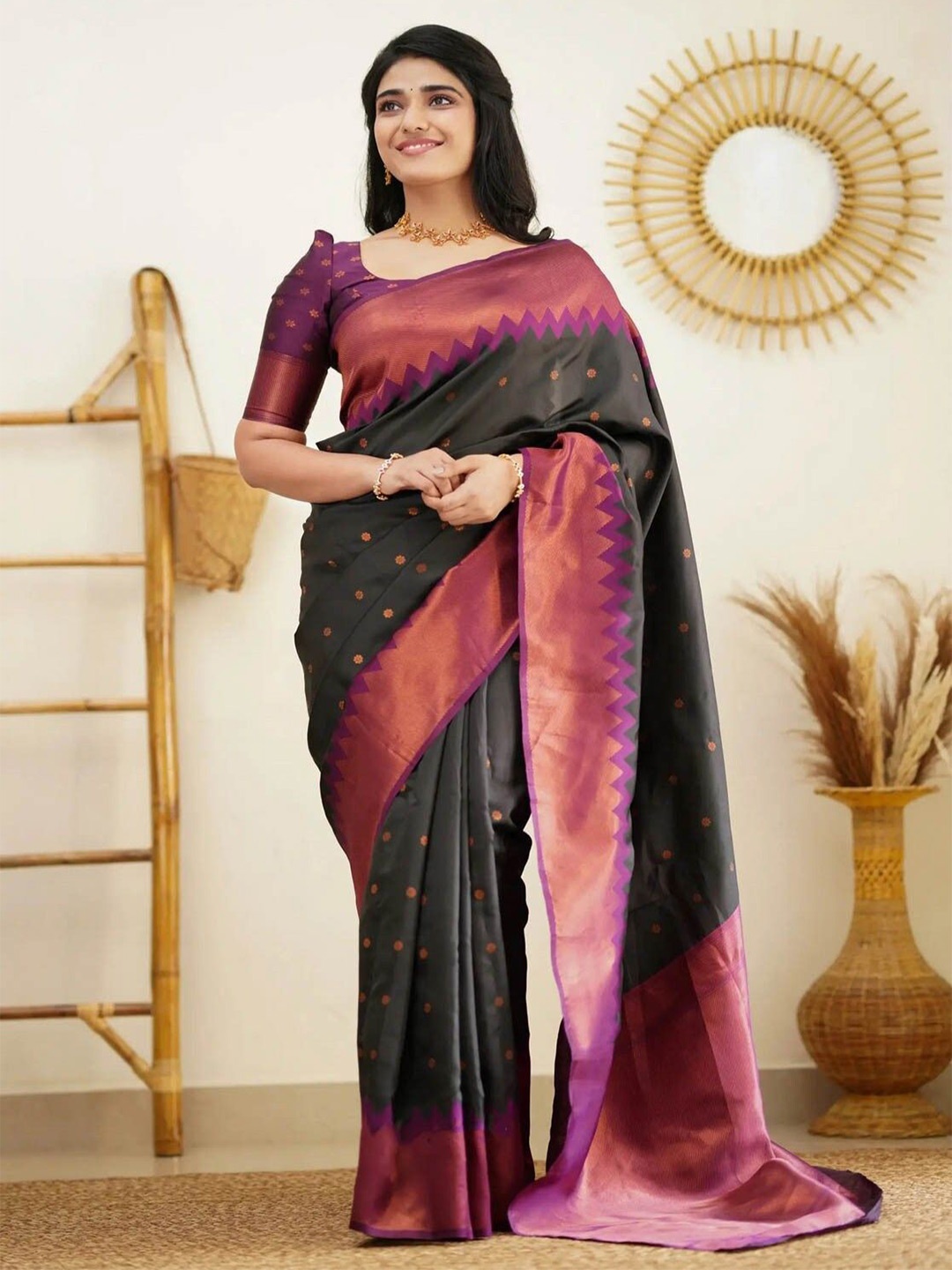 

APNISHA Woven Design Zari Pure Silk Banarasi Saree, Black