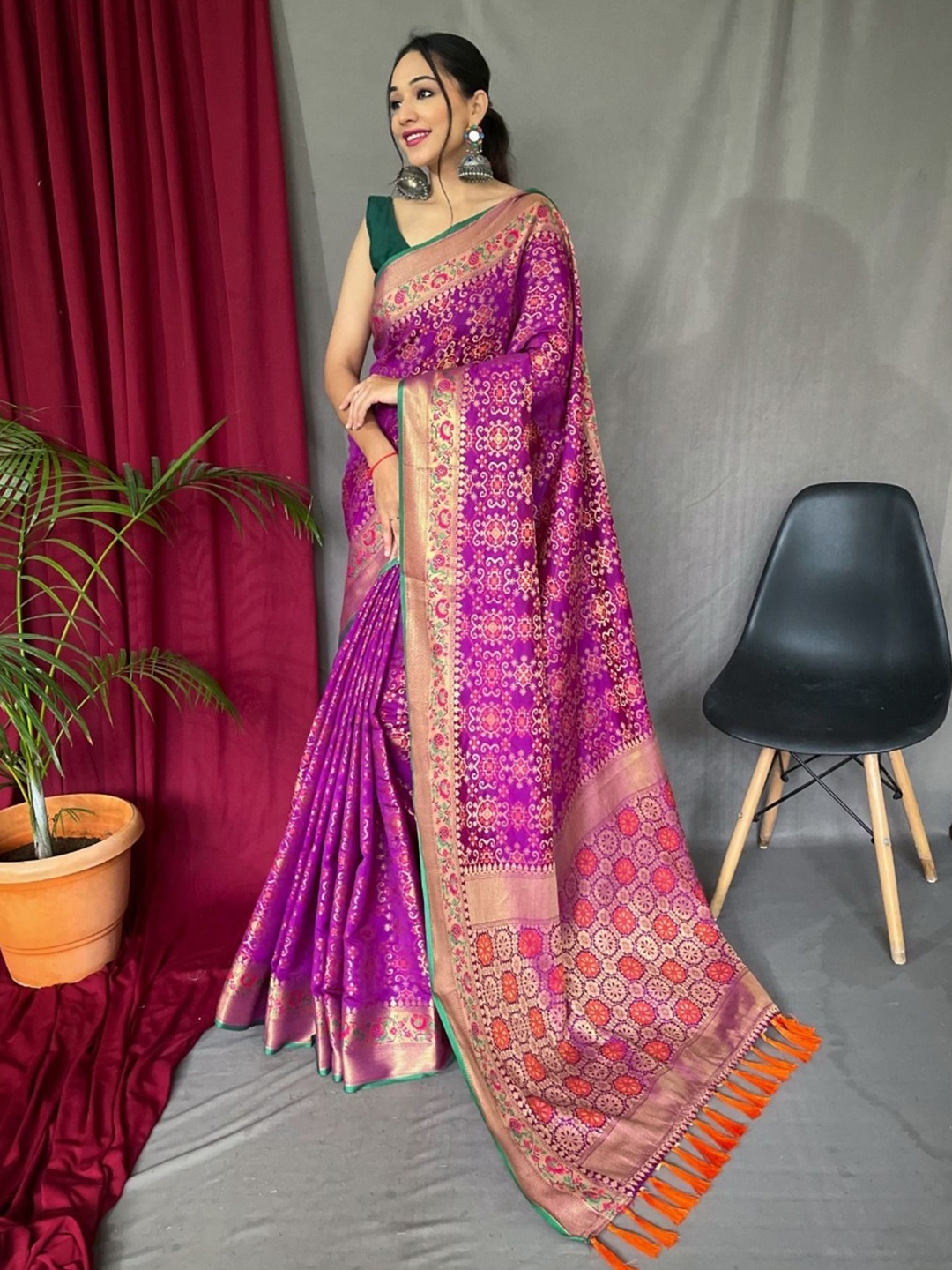 

DIVASTRI Woven Design Banarasi Patola Zari Patola Saree, Purple