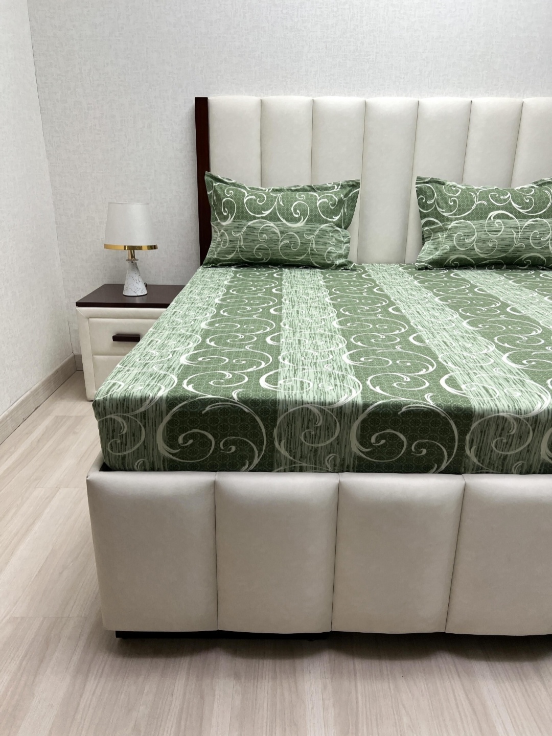 

Pure Decor Green Motifs Printed 350 TC Pure Cotton King Bedsheet Set 2.74 m x 2.74 m