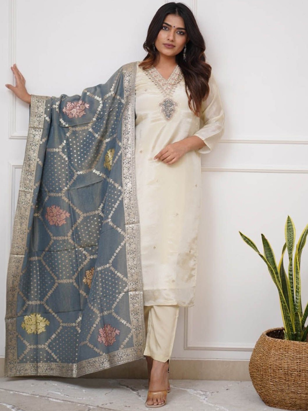 

Lilots Floral Embroidered Chanderi Silk Kurta With Trousers And Dupatta, Off white