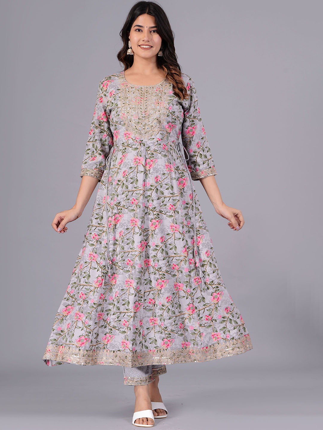 

DORIYA Floral Printed Sequinned Round Neck Anarkali Kurta With Palazzo, Grey