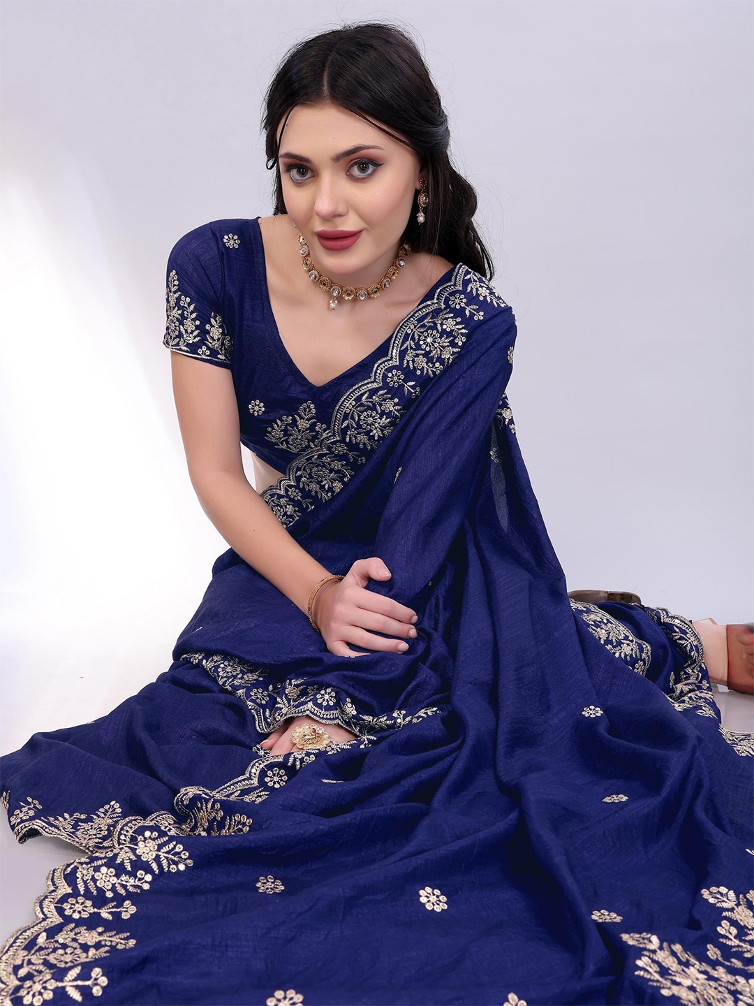 

HERE&NOW Women Floral Embroidered Saree With Blouse Piece, Blue