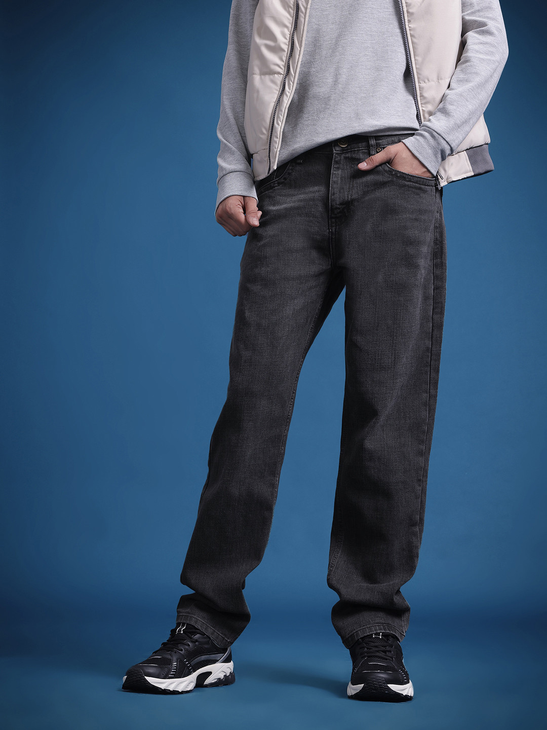 

The Roadster Lifestyle Co. Men Relaxed Fit Stretchable Jeans, Charcoal