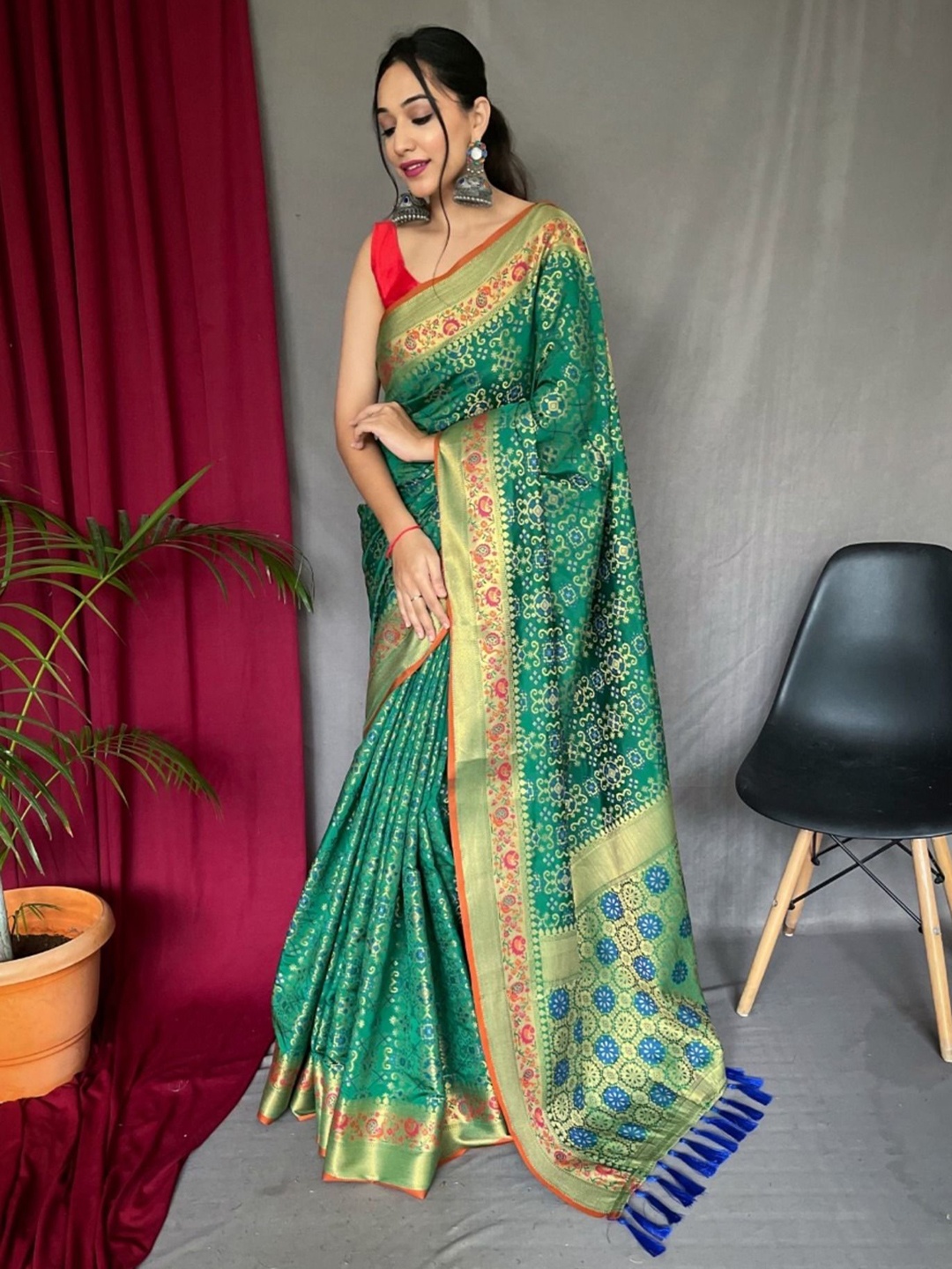 

DIVASTRI Woven Design Zari Patola Saree, Green