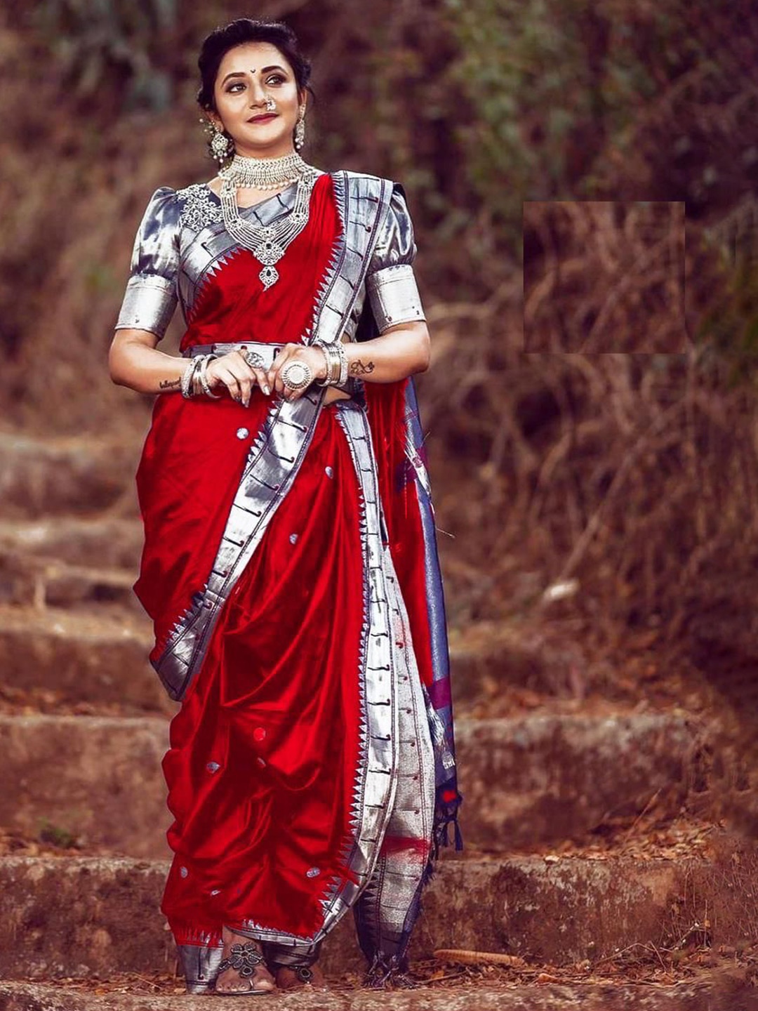 

APNISHA Woven Design Zari Pure Silk Banarasi Saree, Red