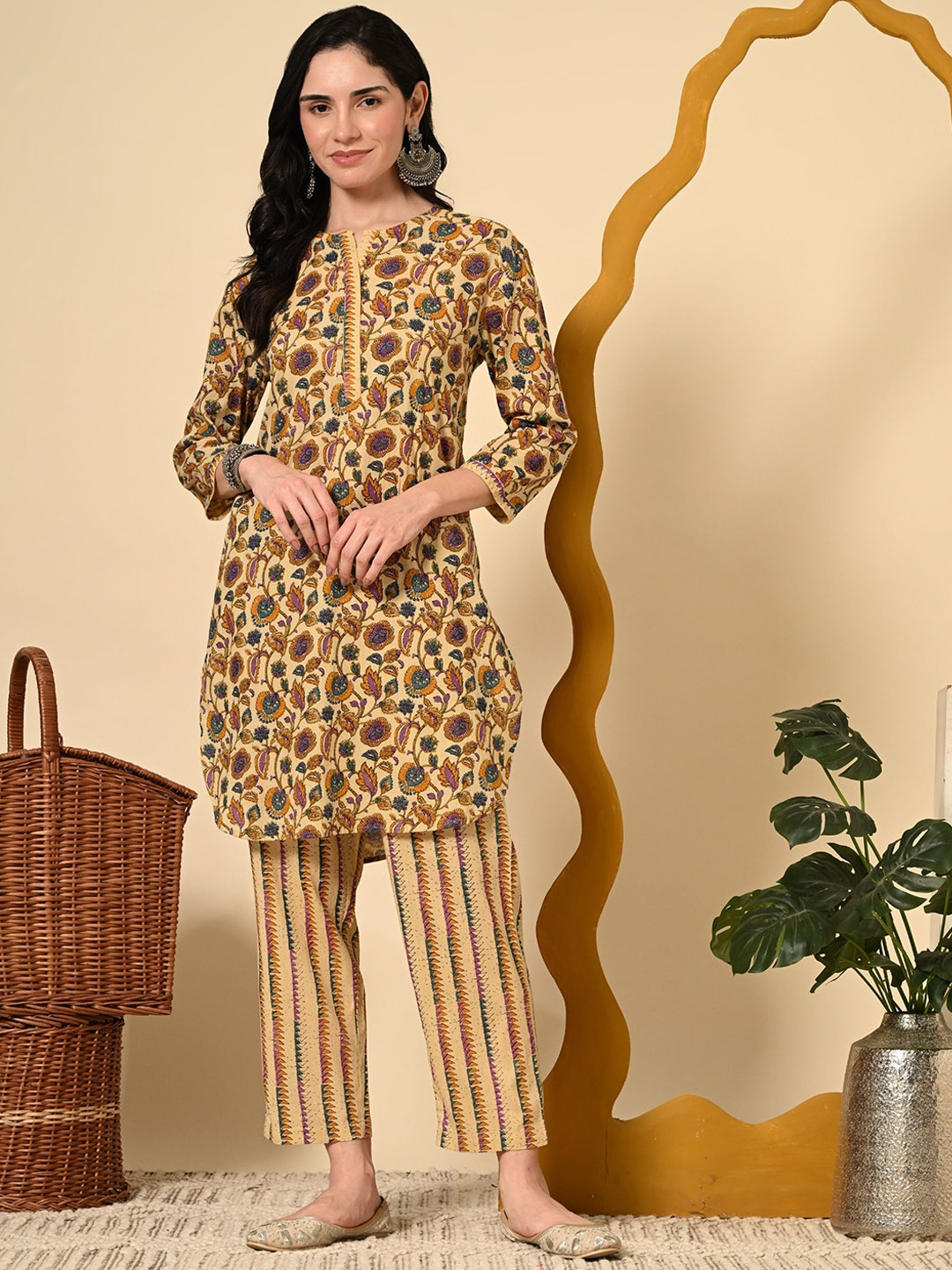 

Netreyam Floral Printed Mandarin Collar Straight Kurta With Trousers, Beige