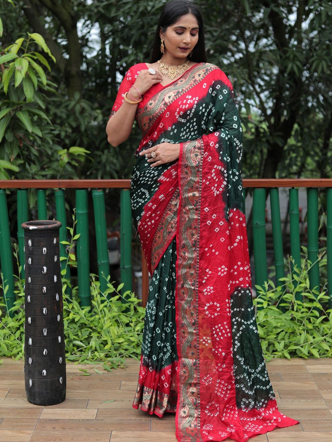 

DIVASTRI Bandhani Woven Zari Silk Saree With Unstitched Blouse Piece, Green
