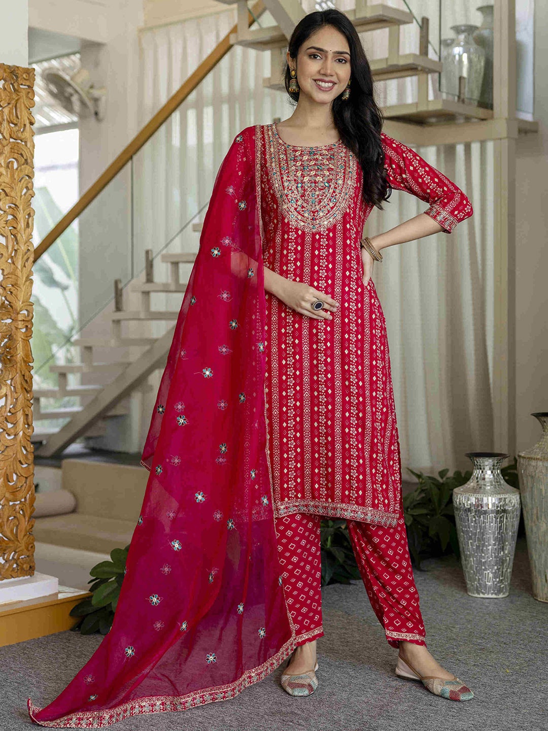 

Gauric creation Floral Embroidered Round Neck Straight Kurta With Trousers & Dupatta, Pink