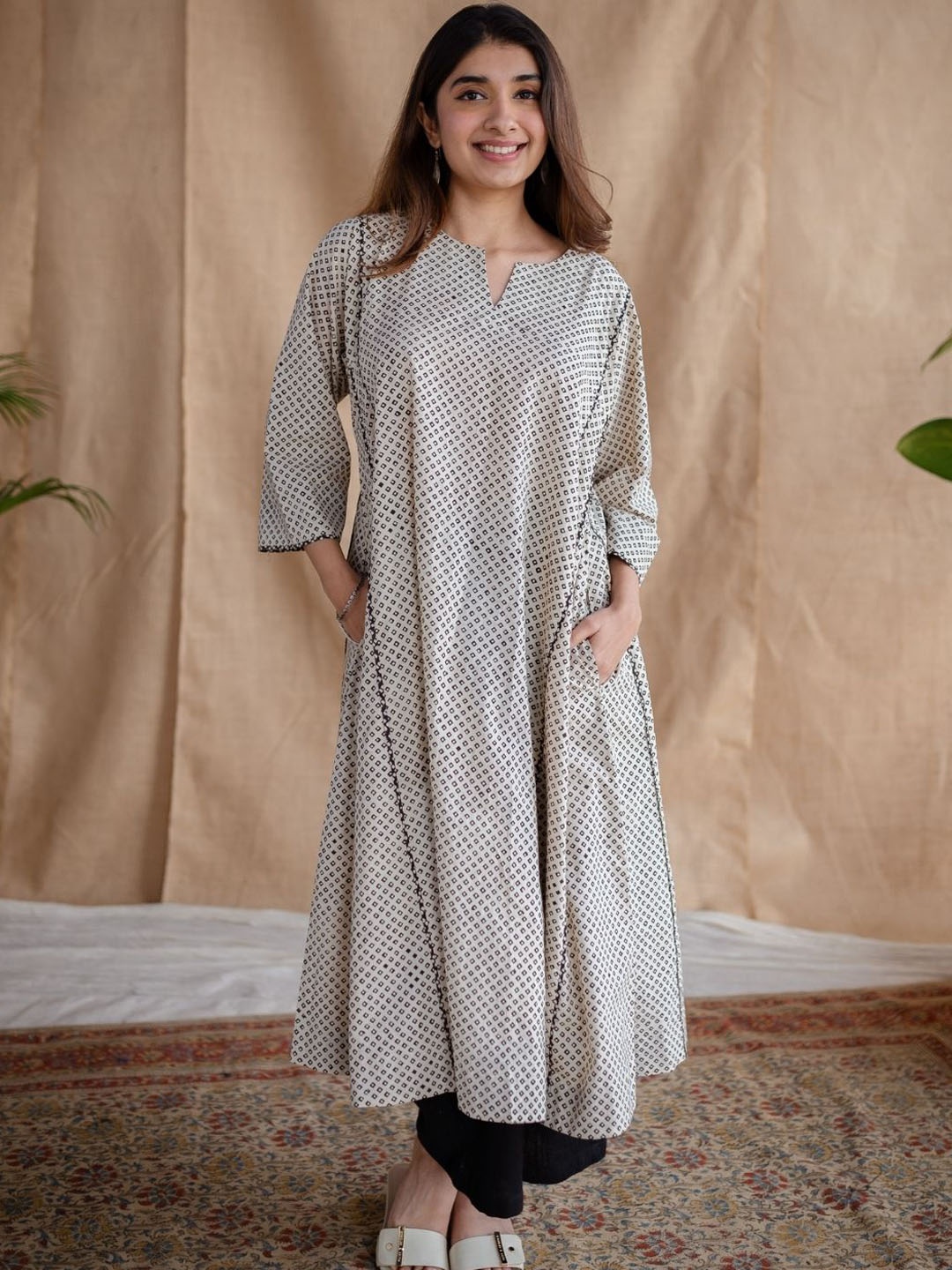 

THE INDIAN ETHNIC CO Off White Loose Fakira Mul Cotton Kurta