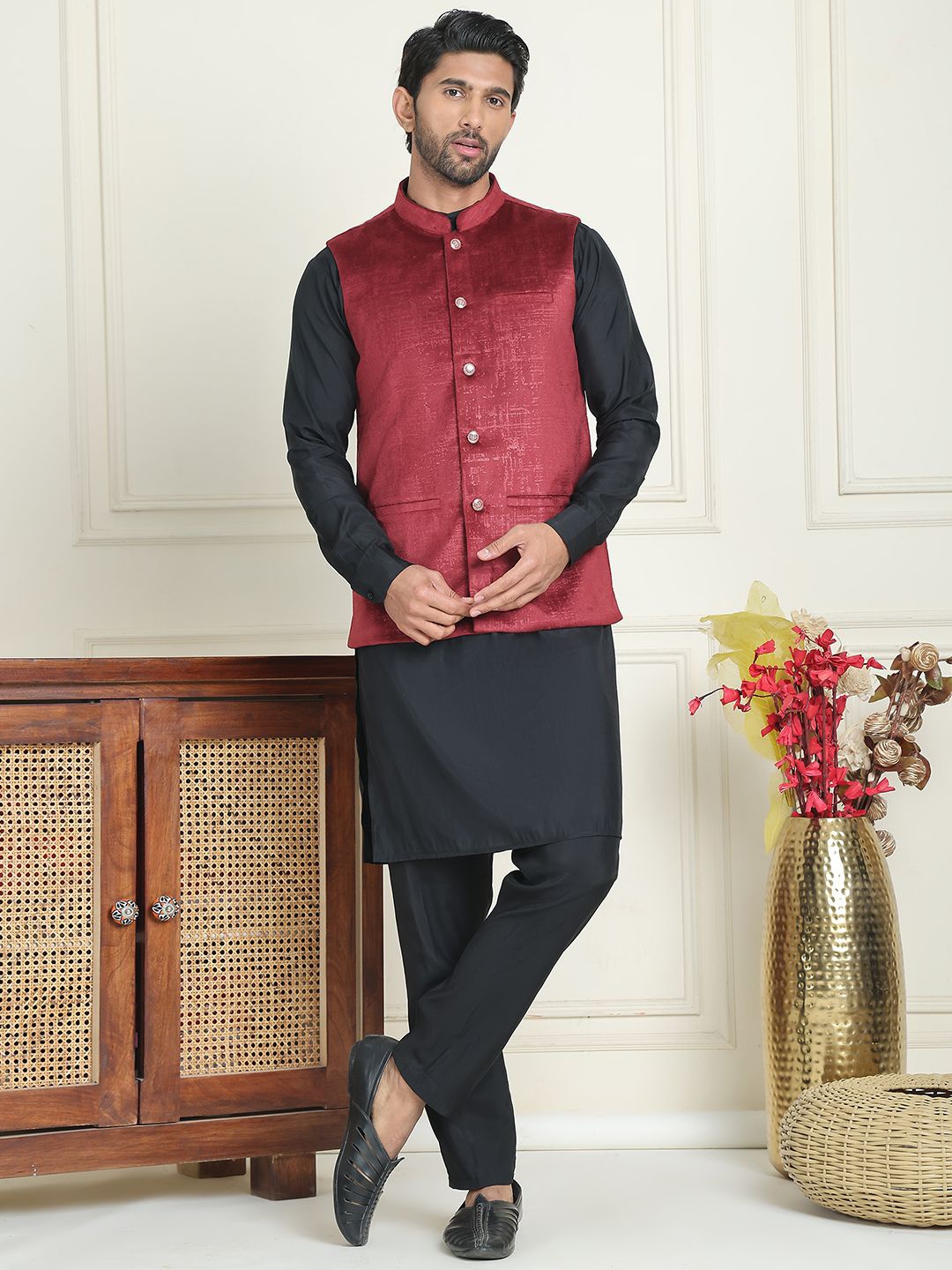 

Anouk Black Band Collar Straight Kurta With Pyjamas & Velvet Nehru Jackets