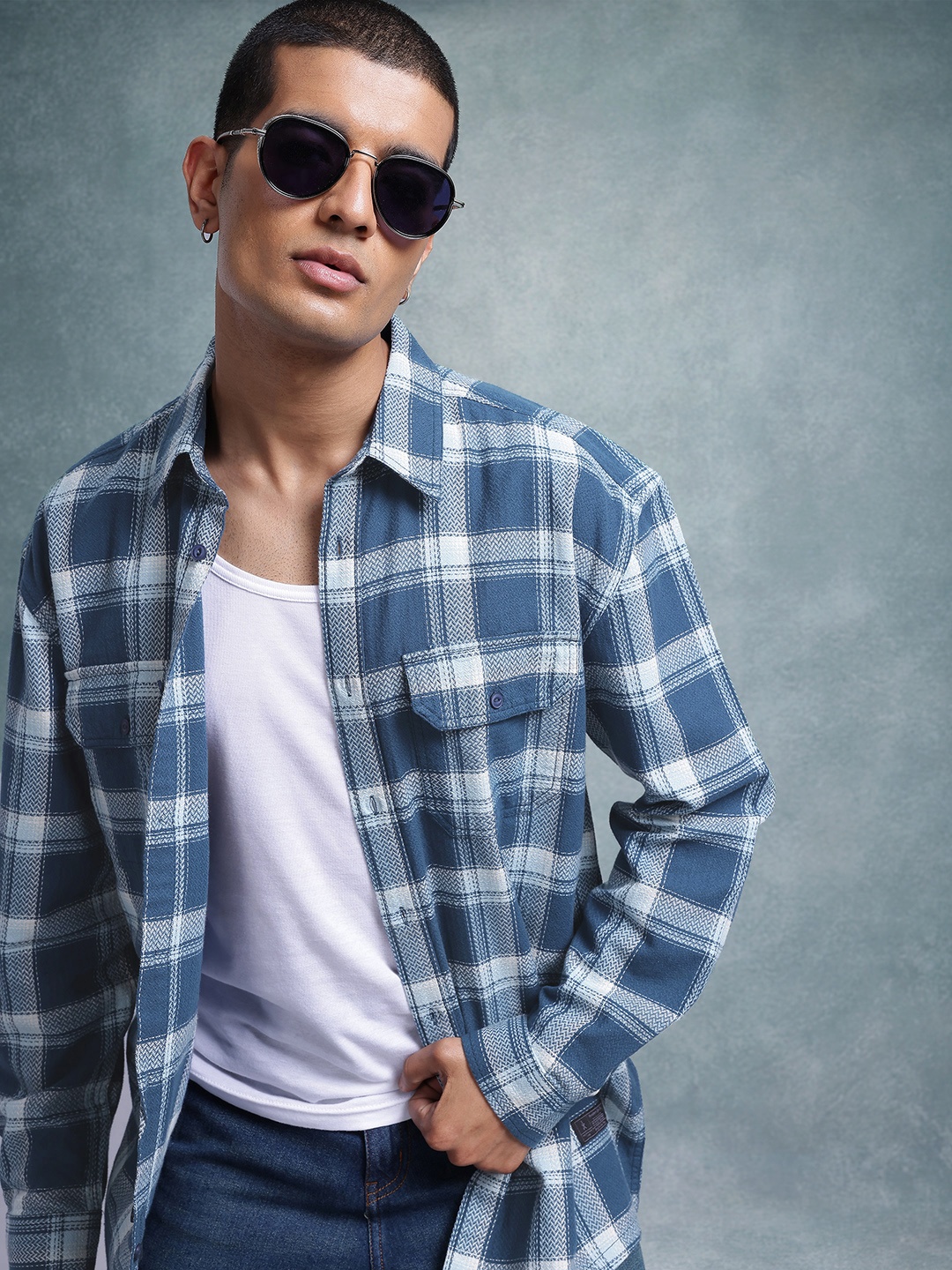 

The Roadster Lifestyle Co. Men Relaxed Checked Pure Cotton Casual Shirt, Blue