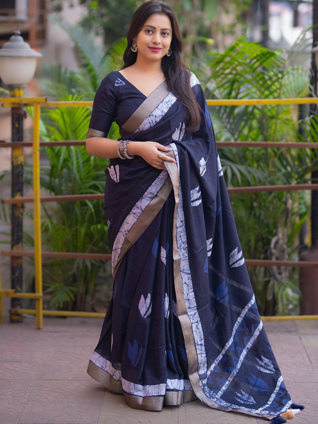 

LeeliPeeri Designer Floral Printed Zari Saree, Blue