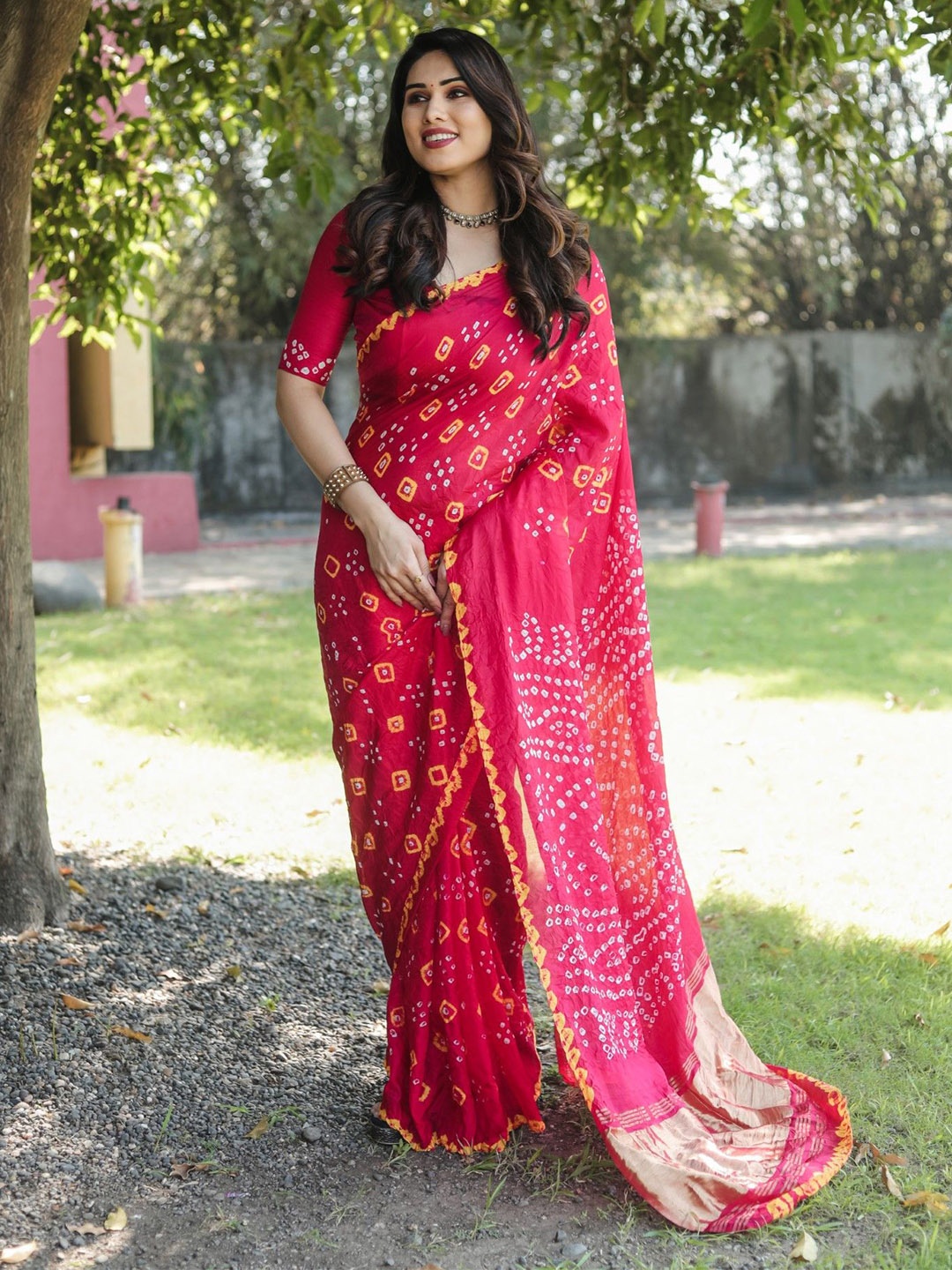 

DIVASTRI Bandhani Zari Silk Blend Designer Bandhani Saree, Red