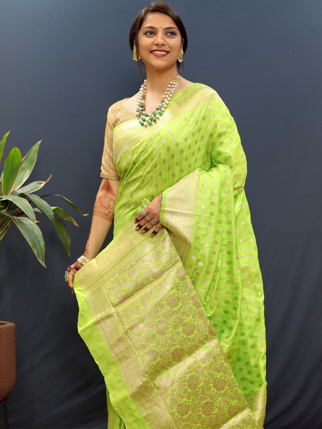 

Kandora Women Woven Design Zari Pure Silk Banarasi Saree, Green