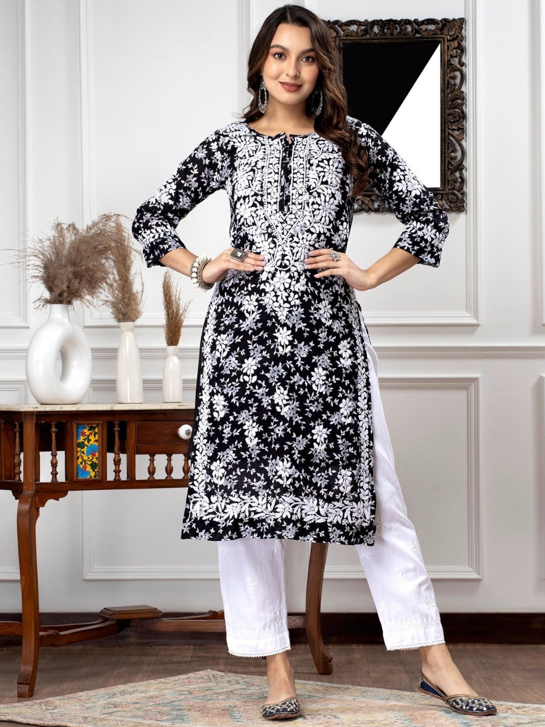 

PARAMOUNT CHIKAN Floral Lucknowi Chikankari Notch Neck Straight Kurta, Black