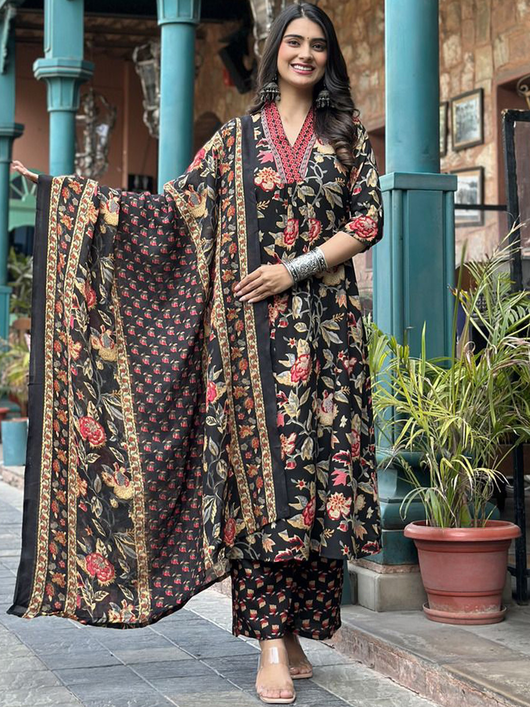 

DIVASTRI Women Floral Printed Regular Kurta with Palazzos & With Dupatta, Black