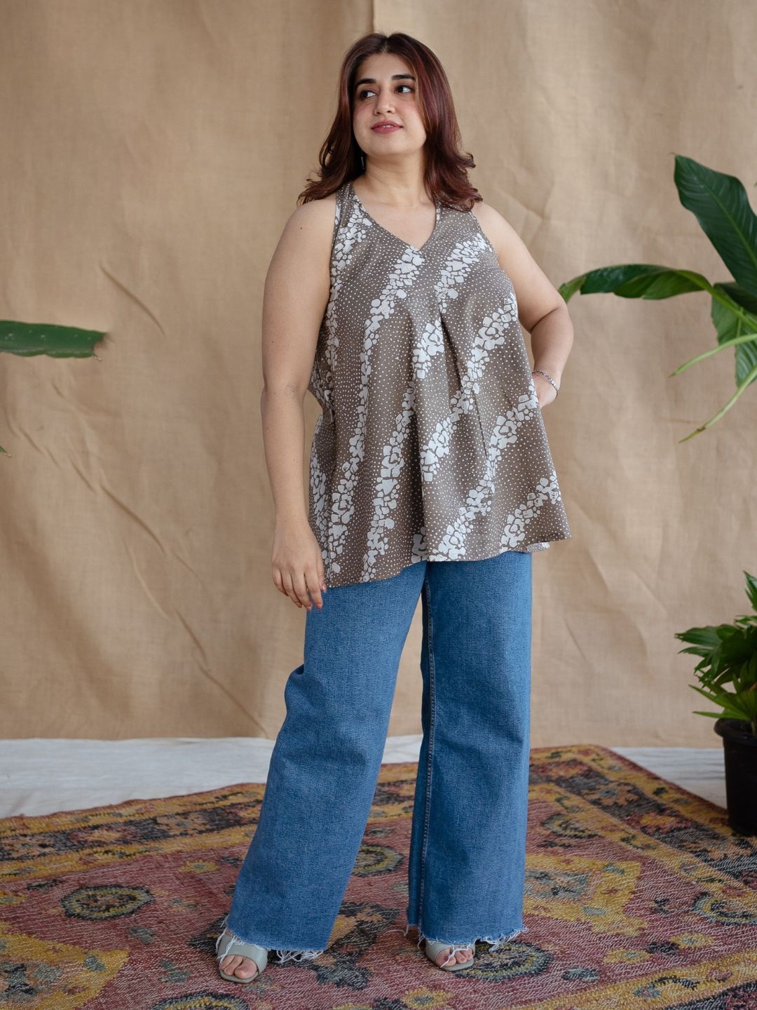 

THE INDIAN ETHNIC CO Grey A-Line Batik Cotton Short Top