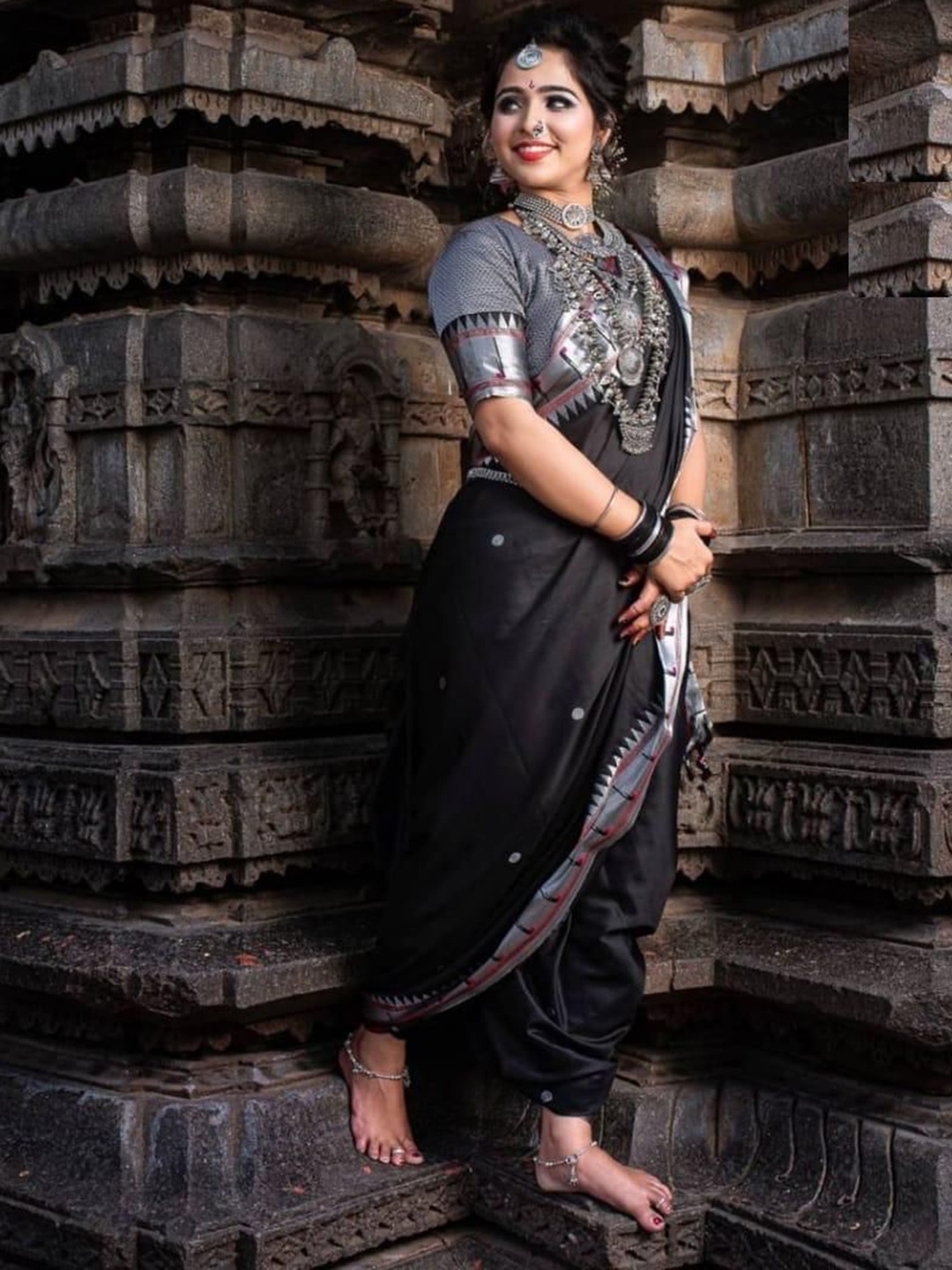 

APNISHA Woven Design Zari Pure Silk Banarasi Saree, Black