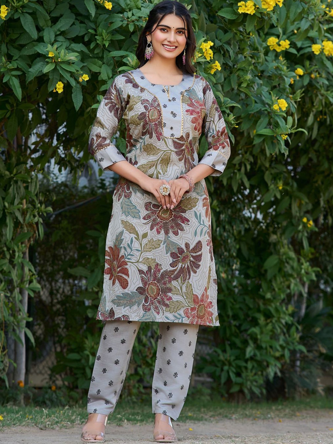 

DIVASTRI Women Floral Printed Regular Chanderi Cotton Kurta with Trousers, Grey