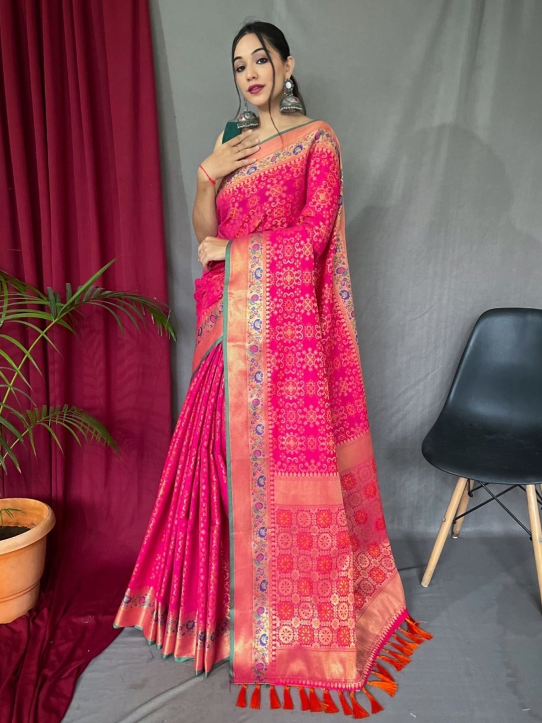 

DIVASTRI Woven Design Zari Silk Blend Patola Saree, Pink