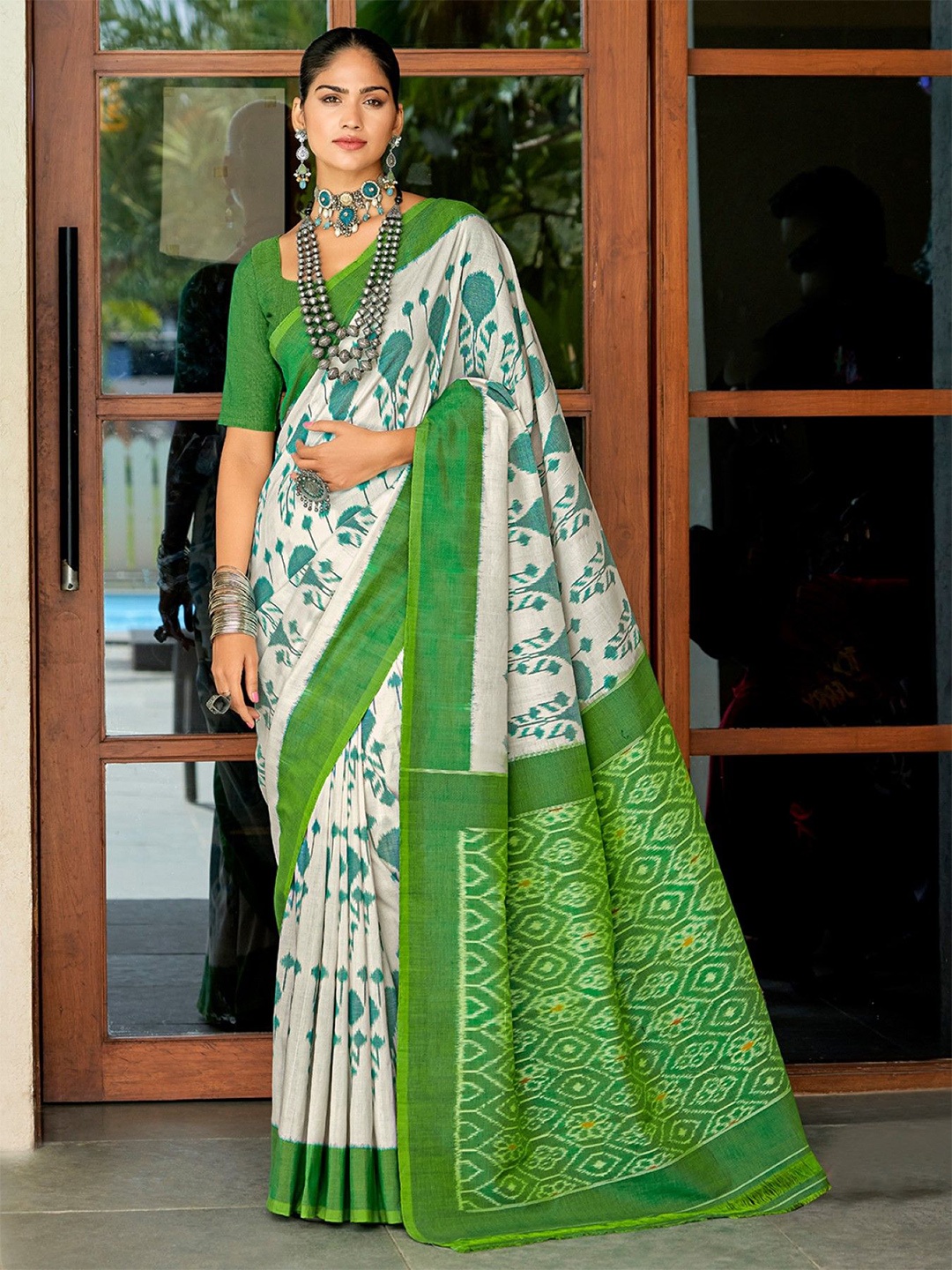 

DIVASTRI Floral Printed Ikat Saree, Green