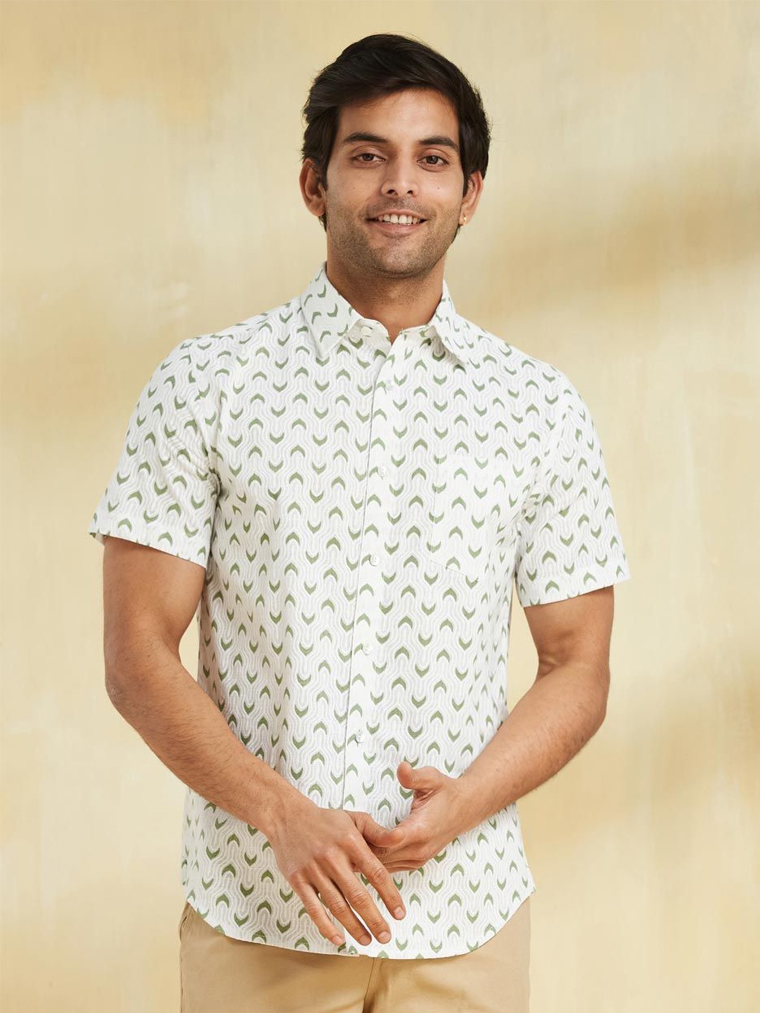 

Fabindia Men Slim Fit Spread Collar Conversational Printed Cotton Casual Shirt, White