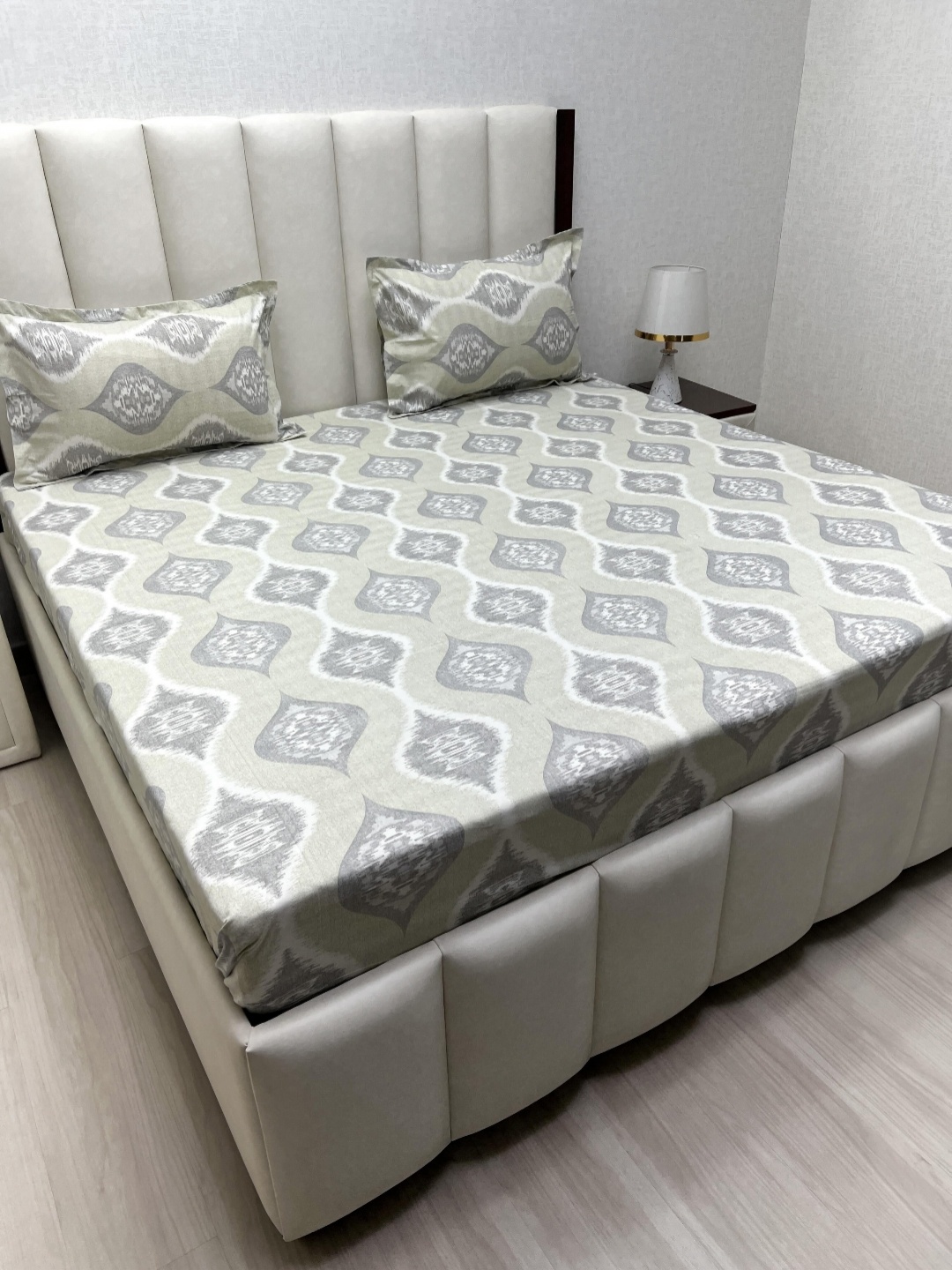 

Pure Decor Velar Fur Sib Grey Printed Pure Cotton 300 TC King Bedsheet Set 2.74 x 2.74 m, White