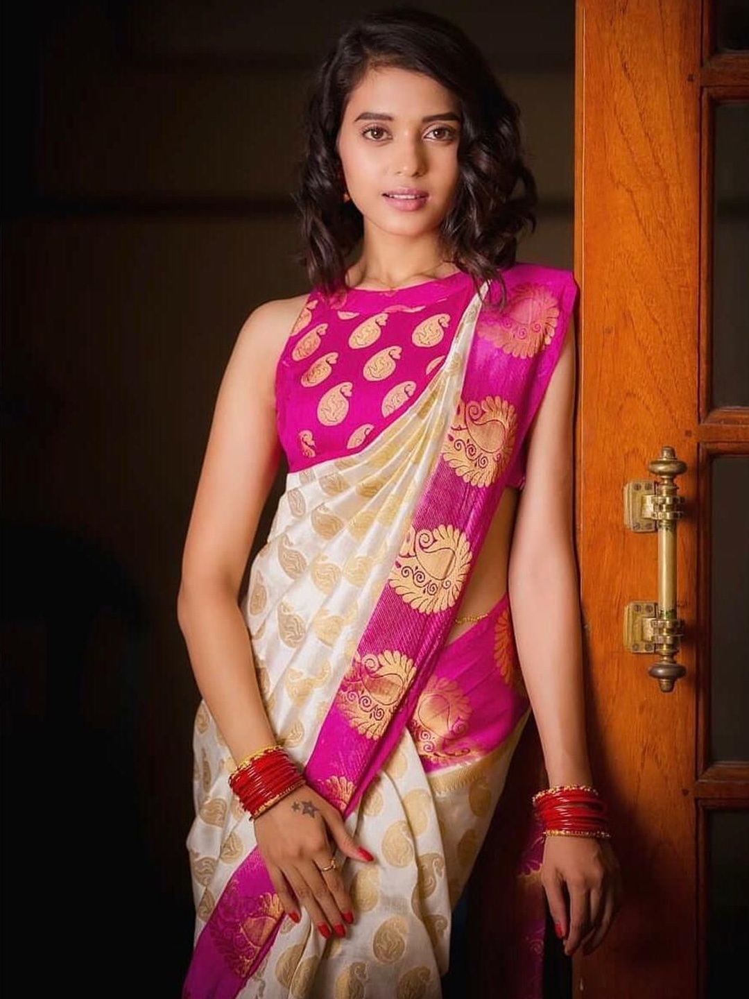 

APNISHA Woven Design Zari Pure Silk Banarasi Saree, Cream