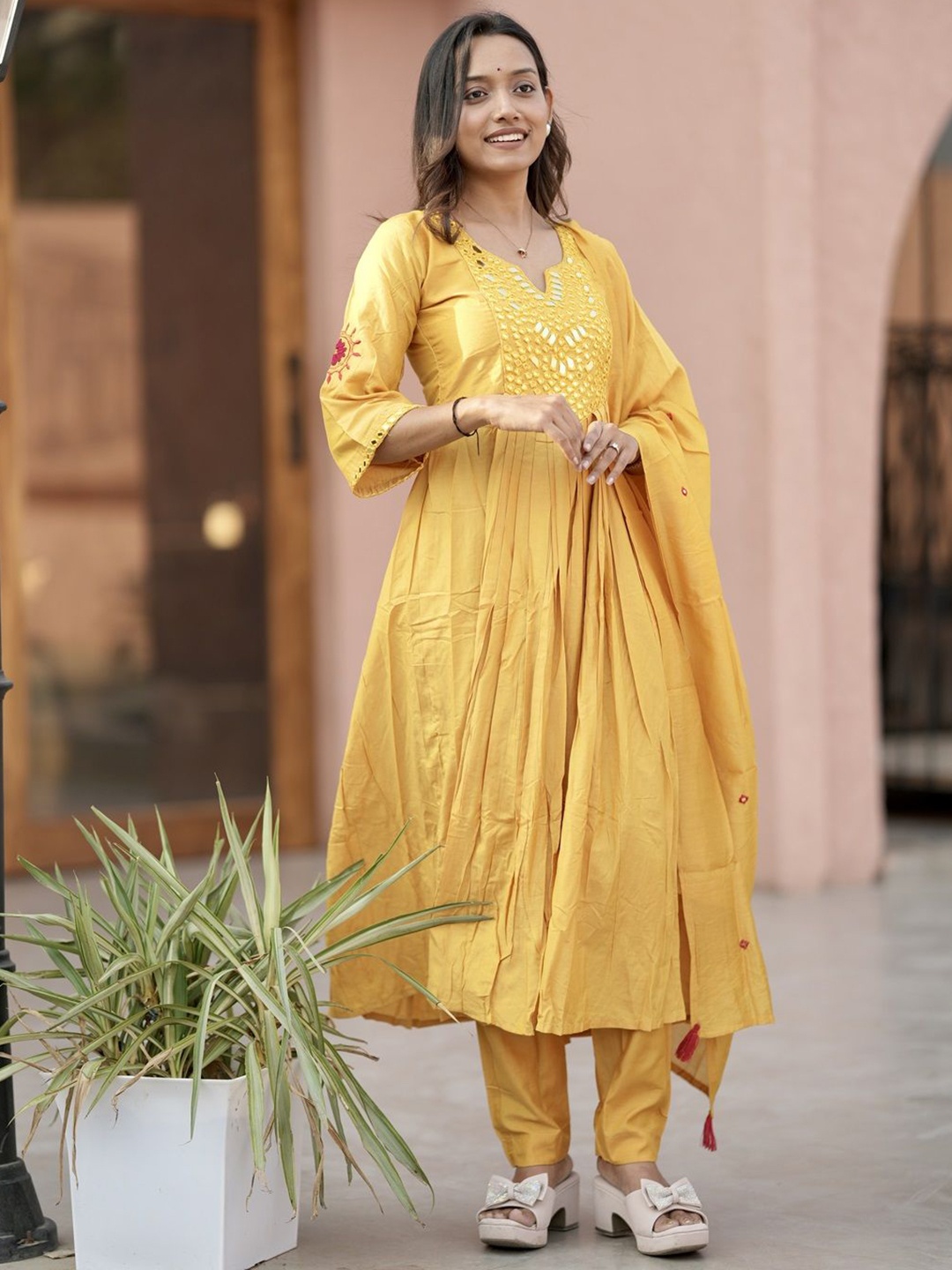 

LERIYU Mirror Work Notch Neck A-Line Kurta With Trousers & Dupatta, Yellow
