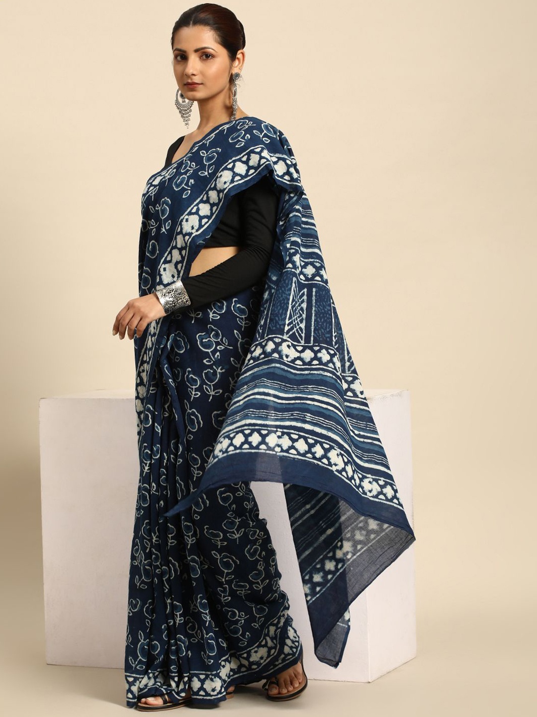 

Taavi Ethnic Motifs Printed Sarees, Blue