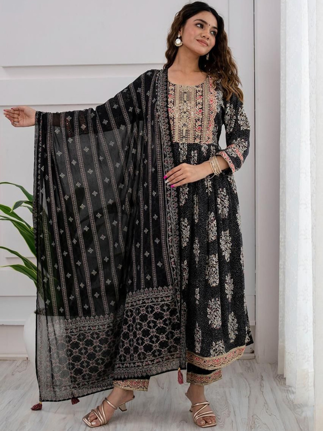 

Gauric creation Women Floral Embroidered High Slit Thread Work Kurta with Trousers & With Dupatta, Black