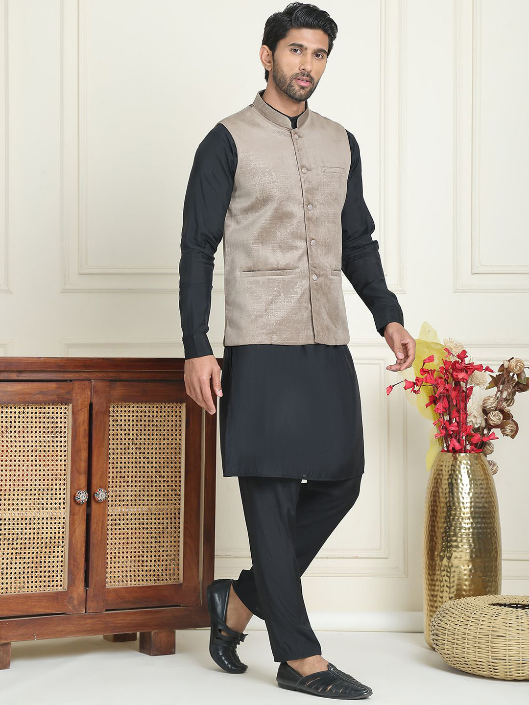 

Anouk Black Band Collar Velvet Straight Kurta With Trousers And Jacket