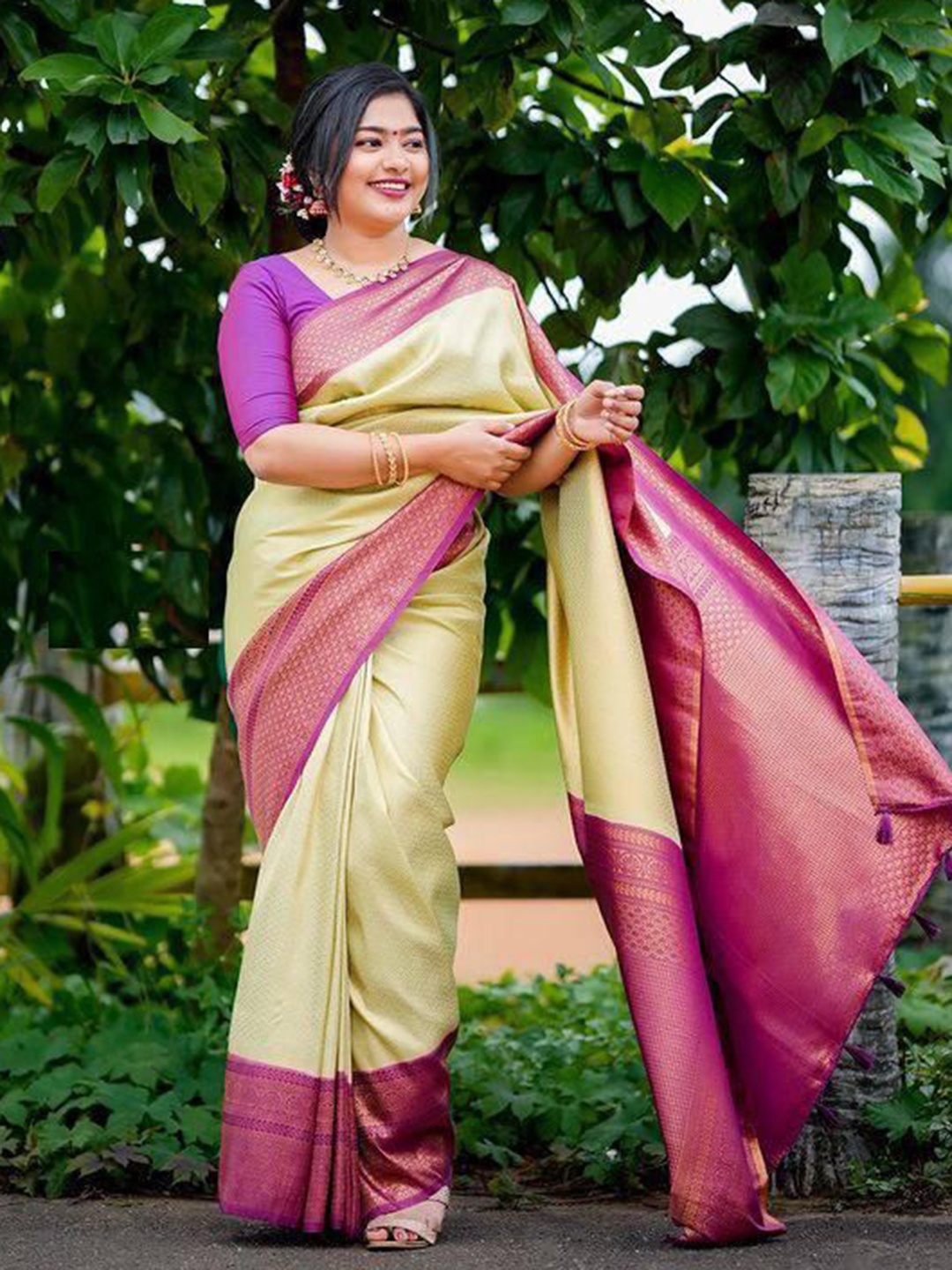 

APNISHA Woven Design Zari Pure Silk Banarasi Saree, Green