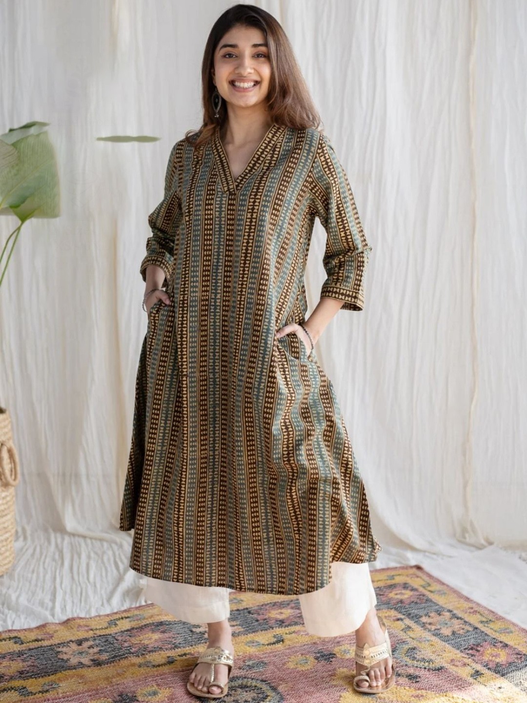 

THE INDIAN ETHNIC CO Charcoal A-Line Ajrakh Cotton Kurta