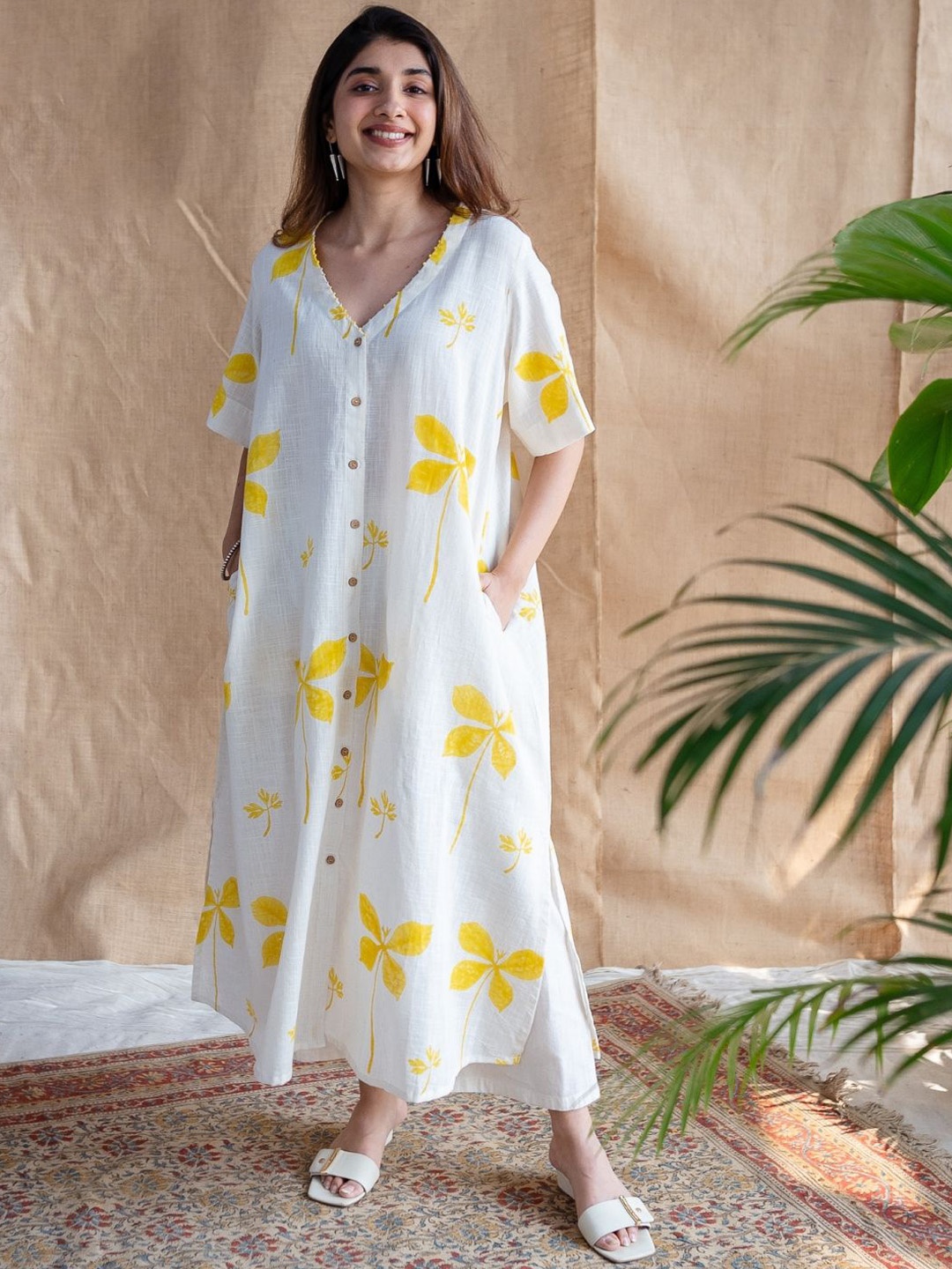 

THE INDIAN ETHNIC CO White Dabu Slub Cotton Embroidered Kurta