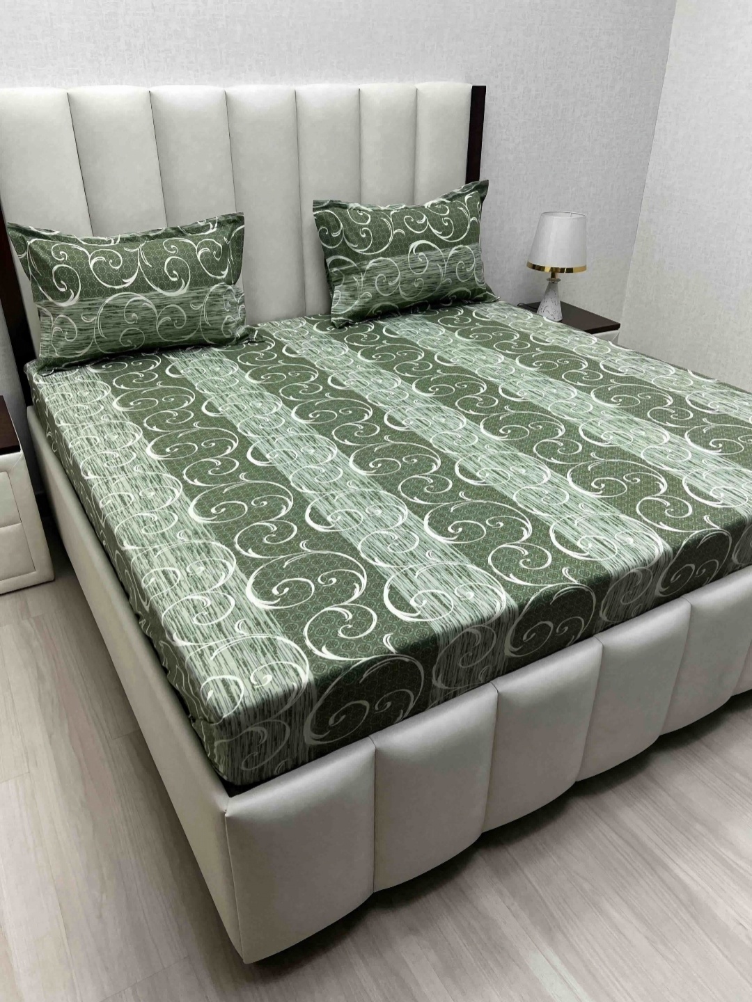 

Pure Decor Green Motifs Printed 350 TC Pure Cotton King Bedsheet Set 2.74 m x 2.74 m