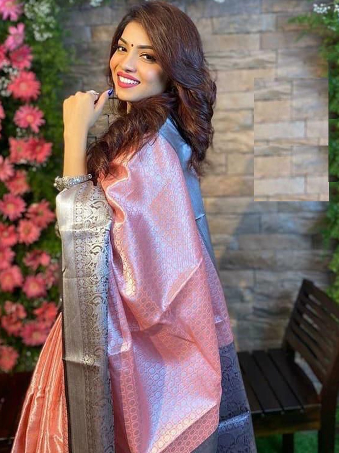 

APNISHA Woven Design Zari Pure Silk Banarasi Saree, Pink