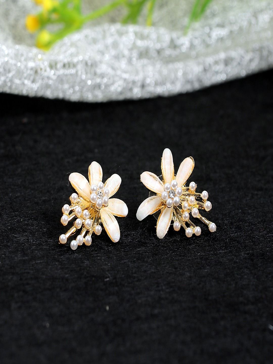 

DressBerry White Gold-Plated Artificial Beads Beaded Floral Shaped Studs