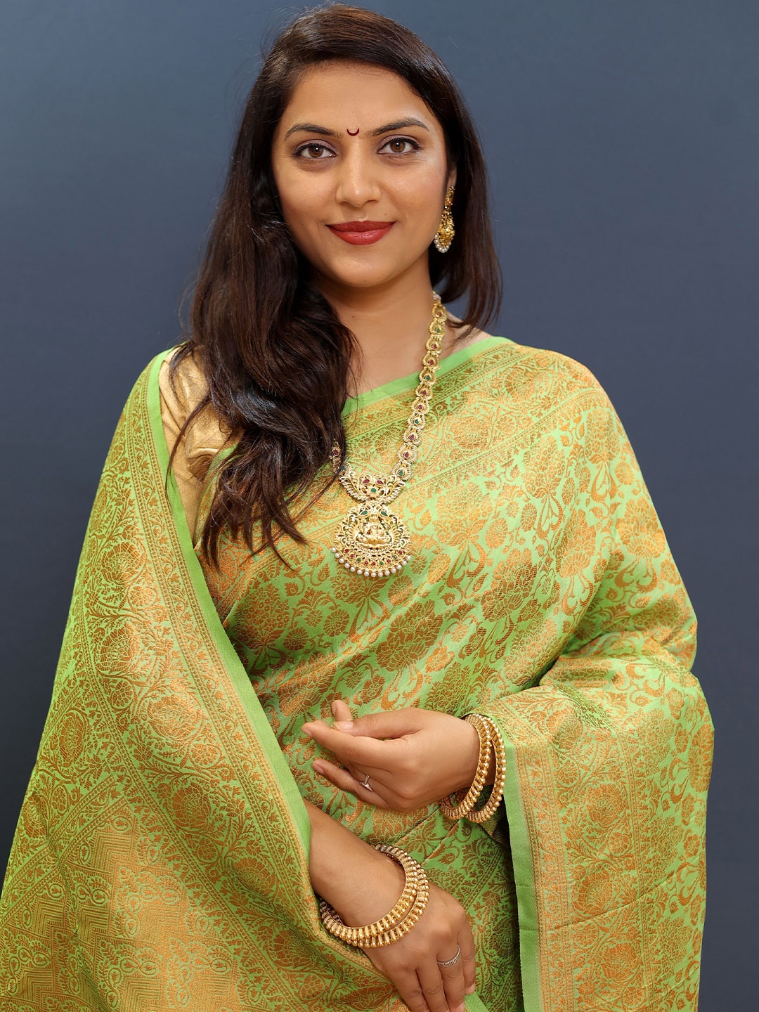 

Kandora Woven Design Zari Pure Silk Paithani Saree, Fluorescent green