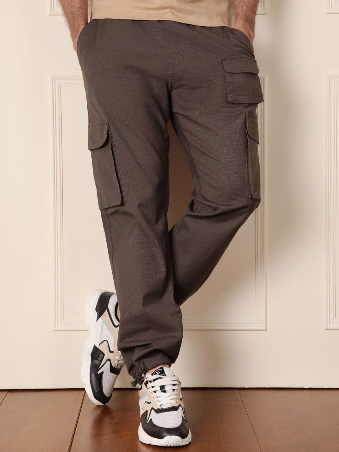 

WROGN Men Loose Fit Mid-Rise Parachute Trousers, Grey