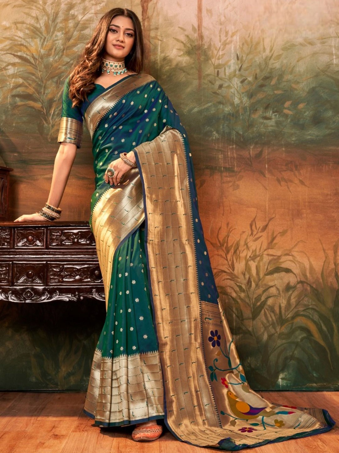 

DIVASTRI Ethnic Motifs Zari Silk Blend Paithani Saree, Green
